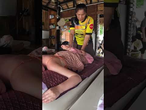 Relajante masaje con estiramientos de piernas en una cabaña de PhiPhi 🇹🇭✨ #short #massage