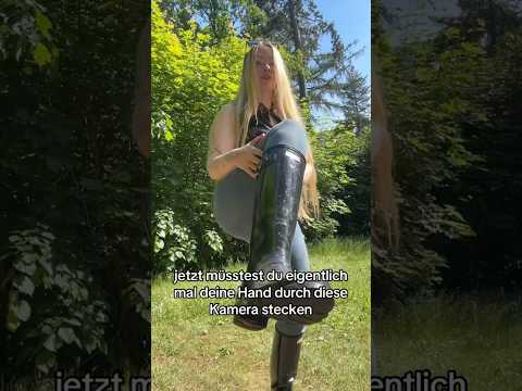Wer kann mal an meinen Gummistiefel ziehen? Ich bekomme sie nicht alleine aus. 😳
