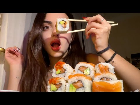 ASMR | COMIENDO SUSHI 🍱🍣 + charla super aleatoria