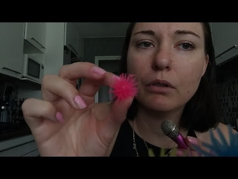 ASMR på svenska| Leker med sticky figurer & whisper på svenska (whacky window walkers)