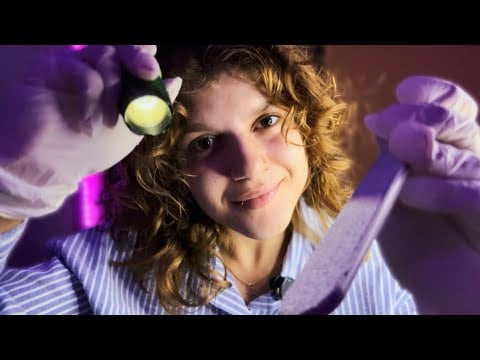ASMR MÉDICO TE EXAMINANDO PARA DESCOBRIR O QUE TEM DE ERRADO COM VOCÊ 