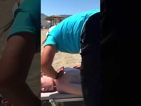 Masaje callejero de cuerpo completo en una playa de Grecia 🇬🇷 #beach #relax #playa #massage #short