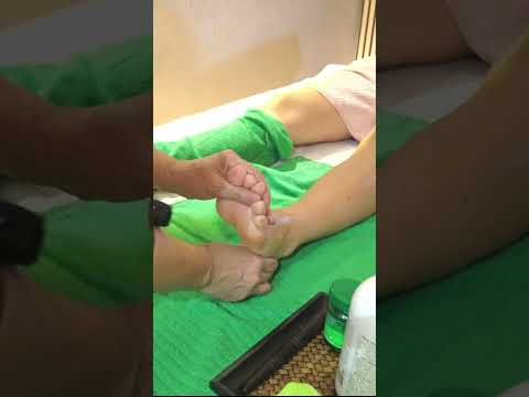 ASMR: 🦶 Deep Foot Cracks! Thai Massage Sounds 🇮🇹 #asmr #relaxingmassageforsleep #asmrsleep #shorts