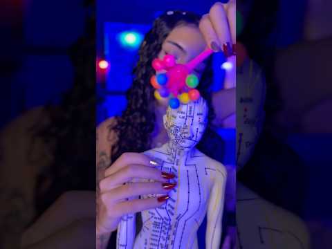 asmr no boneco de acupuntura