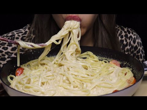 ASMR REALLY CREAMY CHEESY ALFREDO LINGUINI PASTA MUKBANG CREMA ASMR #asmr #mukbang #linguini #pasta