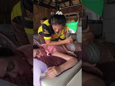 Relajante masaje de espalda en una cabaña de PhiPhi 🇹🇭✨ #ThaiMassage #MasajeTailandés #short