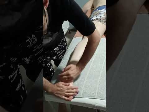 MASSAGE THAT RELIEVES STRESS IN THE HINDSIDE LEGS AND FEET #satisfying #relaxing #asmr #shorts