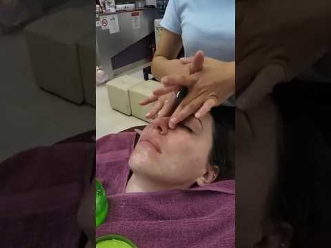 Gentil masaje facial con gel de aloe vera 💆🏼‍♀️ #shorts #massage #facial