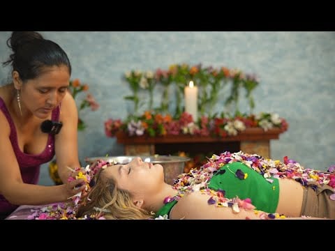 Masaje Asmr de Doña Esperanza, limpia energética con flores y susurros para dormir profundamente
