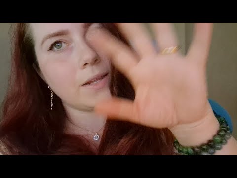 ASMR på Svenska - En kort babbel video och visar skolarbete.