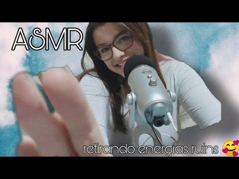 ASMR • retirando energias ruins + te enchendo de positividade 💞