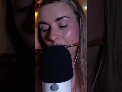 ASMR mermaid brush 🧜🏻‍♀️✨ #asmrtingles #asmrmouthsounds