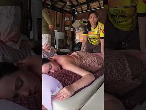 MASAJE RELAJANTE con SONIDOS DEL MAR en una PLAYA de Koh PhiPhi, Tailandia 🌊 #massage #relax #short