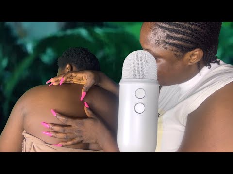 ASMR✨SOFT WHISPER GUM CRACKING, BACK AND HAIR SCRATCHING ON MY SISTER WITH THE SOUND OF RAIN.