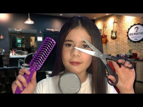 ASMR filha do barbeiro CORTANDO seu cabelo (asmr roleplay)