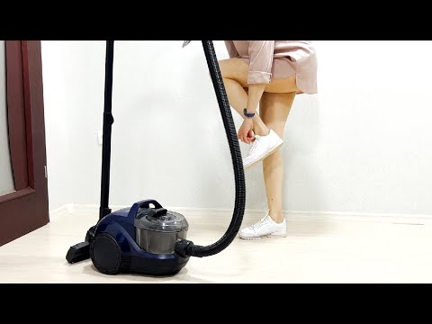 A girl in a shirt vacuums Bosch BGS21X320 sneakers. Clean with me