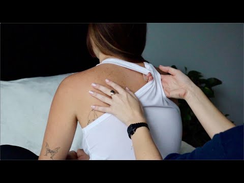 ASMR | Back scratch on Emily 😴 (no talking)