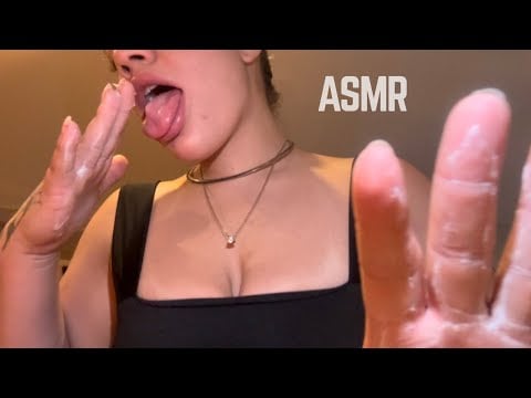 ASMR - namorada te colocando para dormir 💕personal attention + roleplay + sons molhados de creme 