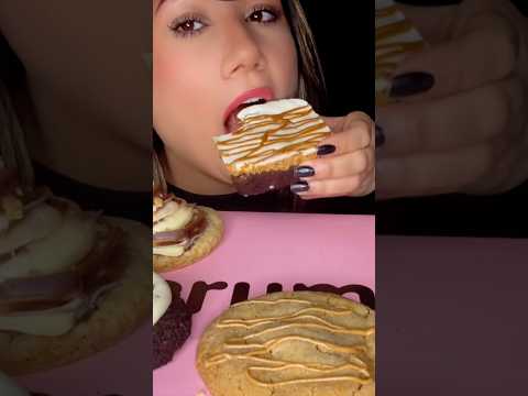 CRUMBL COOKIES DUBAI BISCOFF BROWNIE #asmr #crumblcookies #crumbl #tastetest #food #shorts