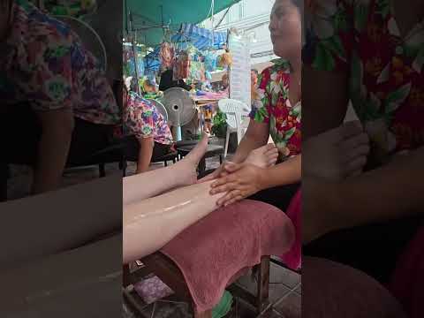 Masaje de pies en medio de SONGKRAN, el año nuevo en Tailandia 🇹🇭💦 #short #relax #massage
