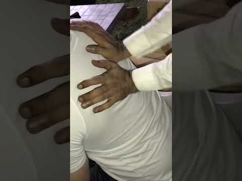#backmassage #streetbarber #localbarber #asmrsounds #lahoribarber #haircut #loudbackcracking