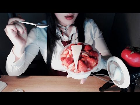 Korean ASMR 사르르 녹는 설빙 프리미엄 딸기빙수 이팅 :9 ice flakes with syrup eating sound EN FR SUB