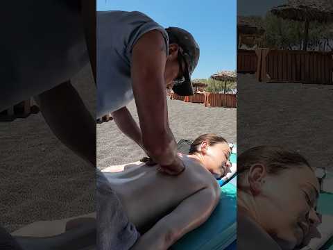 Masaje de espalda en una playa de #Santorini  🥰 🇬🇷 #relax #grecia #short #massage