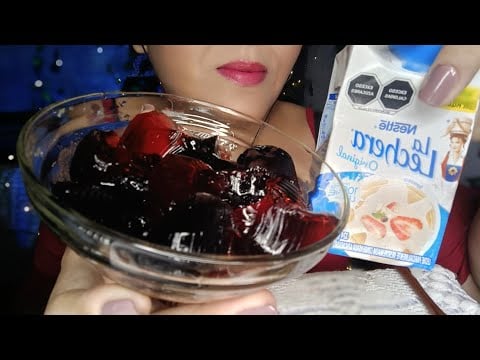 ASMR comiendo gelatina de frutos secos con leche condensada