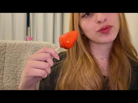 ASMR caseiro - comendo morango do amor 🍓+ tapping (sons de mastigação). 