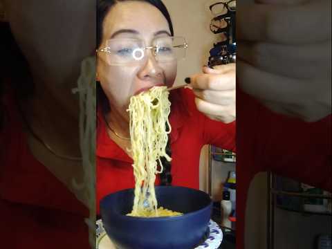 HOW I EAT WHEN IM SO HUNGRY #mukbang #funnyvideo #everyone #shortsfeed #eating #noodles