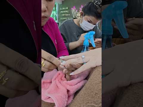Dos mujeres asiáticas hacen mis uñas en un salón en Camboya 💅🏻 #nails #nailart #nailsalon #short