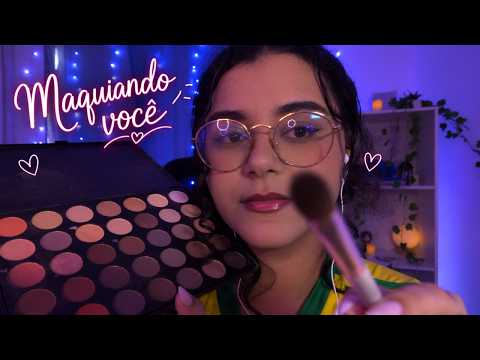 ASMR MAQUIANDO VOCÊ BEM PERTINHO!