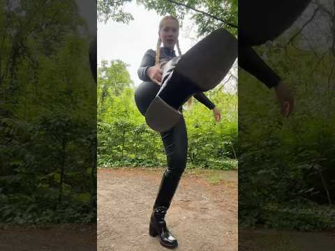 Kurze Frage aber ist meine Schuhsohle da unten irgendwie dreckig? 🥸