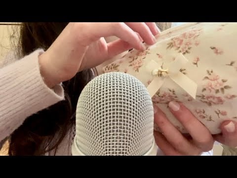 ASMR in French | What's in my makeup bag 🎀