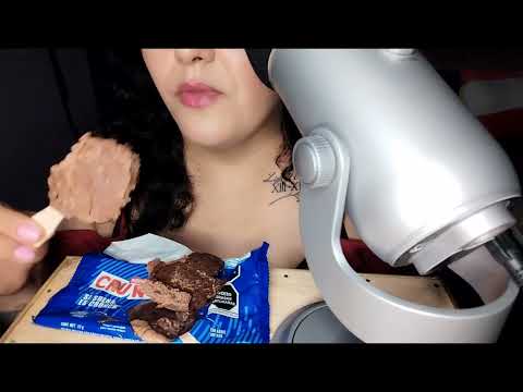 ASMR Comiendo paleta de chocolate 🍫 crunch y final sonidos con los dedos