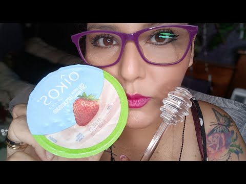 ASMR Comiendo yogurth griego de fresa con cuchara de cristal 