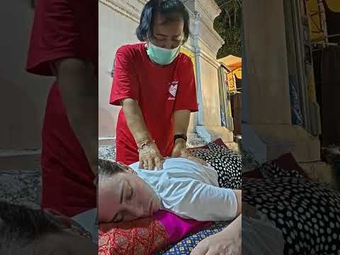Masaje con presión en la espalda en un mercado de #Tailandia  🇹🇭✨ #ThaiMassage #Massage #short
