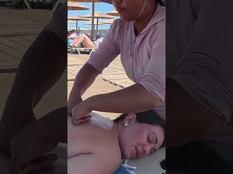 Masaje callejero de espalda en una playa de Grecia #relax #massage #beach #relaxing #short