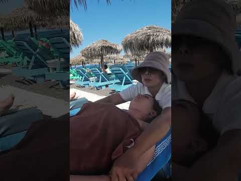 Relajante masaje de cabeza en la playa negra de Santorini 🇬🇷 #relax #massage #hair #beach #short