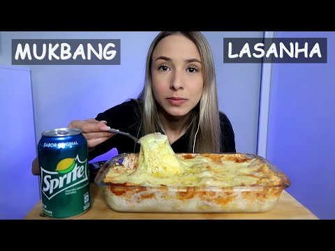 ASMR - COMENDO LASANHA GIGANTE COM MUUUITO QUEIJO 🧀 (Sons de Mastigação)