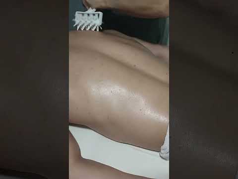 MASSAGE THERAPY THAT RELIEVES TENSION IN THE BACK #satisfying #relaxing #asmr #shorts #massage