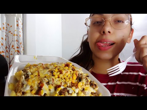 ASMR ESPAÑOL // COMIENDO PAPAS FRITAS CON CARNE Y SALSAS ( sonidos súper relajantes )