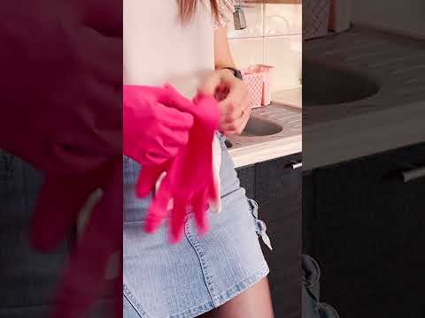 I put on pink Spondex gloves before washing dishes🧤
