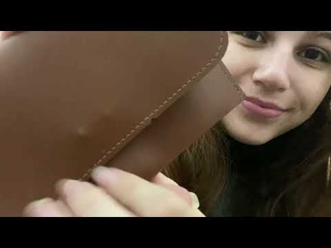 Asmr: mostrando o que tem na minha bolsa 