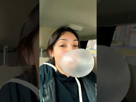 BUBBLE GUM ASMR | blowing bubble in a car popping sounds #bubblingunder #bubblegumblowing