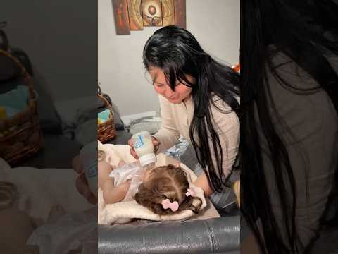 MI SUEGRA CUIDA DE MI BEBÉ REBORN
