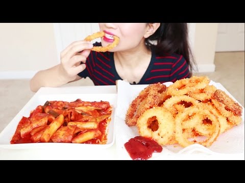 ASMR Eating Crunchy Onion Rings and Spicy Rice Cakes (Ddeokbokki) 바삭바삭 양파 튀김 & 쫀득쫀득 떡볶이