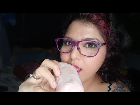 ASMR Comiendo hielito o bolis de guayaba con leche 