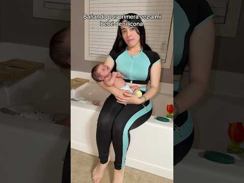 BAÑANDO A MI BEBÉ DE SILICONA POR PRIMERA VEZ