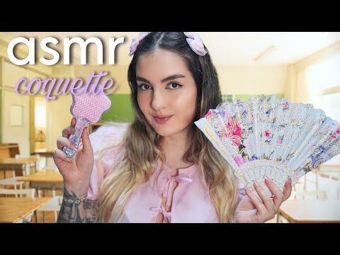 asmr la CHICA COQUETTE🎀 te hace un cambio de LOOK en clase 👩🏼‍🏫